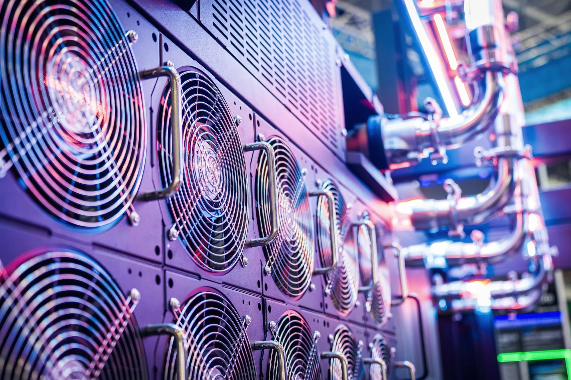 Redundant cooling fans in a server chassis
